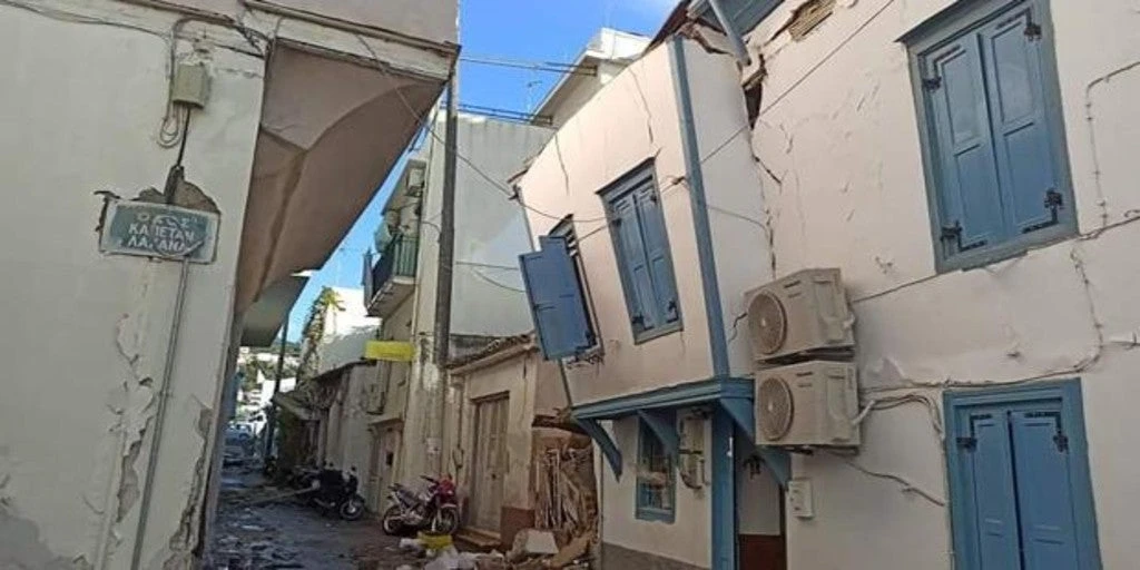 Medio centenar de fallecidos y casi un millar de heridos en el terremoto del Egeo