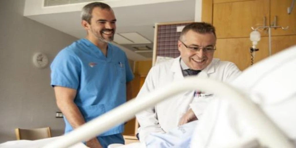 Médicos, enfermeras y pacientes lanzan el «código cuidados» para promover la atención integral de los enfermos 