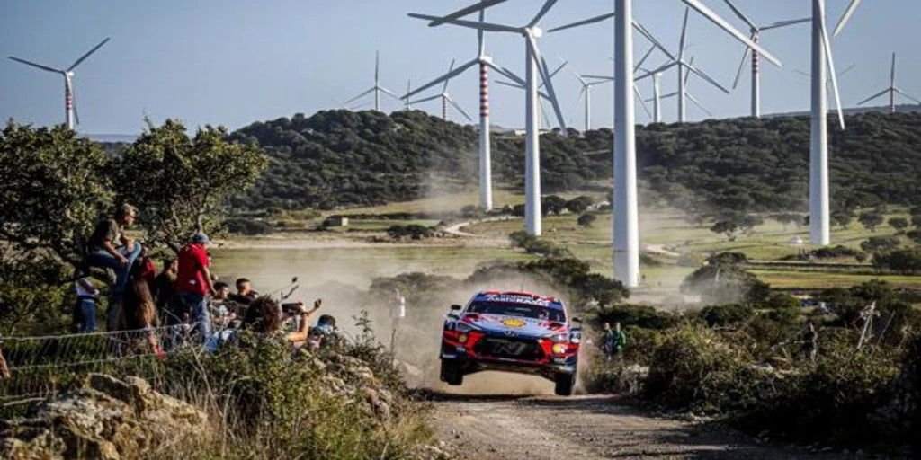 Dani Sordo sigue líder en Italia-Cerdeña