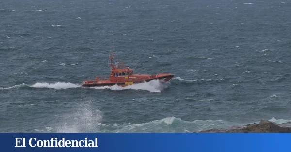 Buscan a un hombre que cayó al mar cuando viajaba en barco de Almería a Melilla
