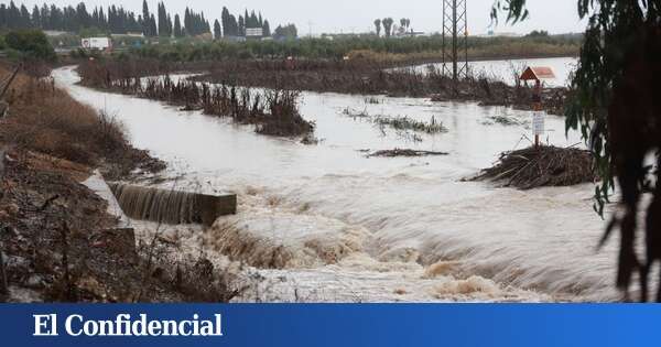 Rescatan a un hombre de 73 años atrapado por la crecida de un arroyo en Arahal (Sevilla)