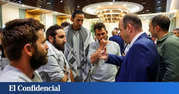 Los 44 españoles de la flotilla llegan desde Israel a Estambul junto a cientos de activistas más