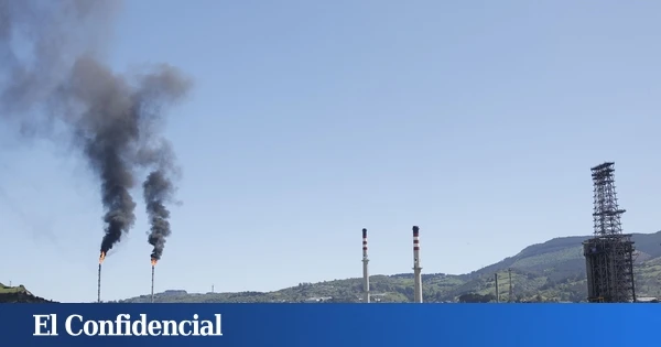 Un convenio caducado y una polémica por los vestuarios llevan a la huelga a la plantilla de Petronor 46 años después