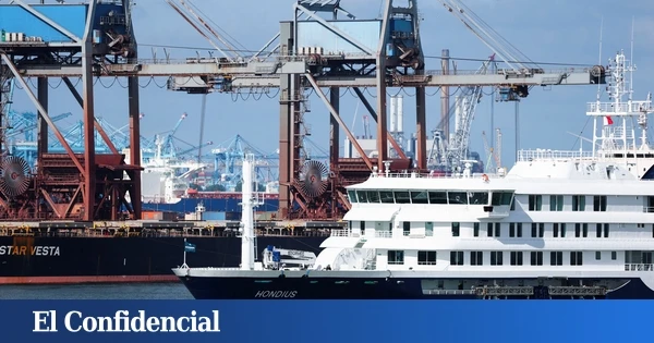 El Hondius llega a Róterdam para ser desinfectado con altas medidas sanitarias