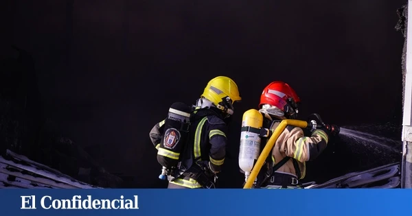 Dos intoxicados por humo tras arder una cocina en un piso en A Coruña
