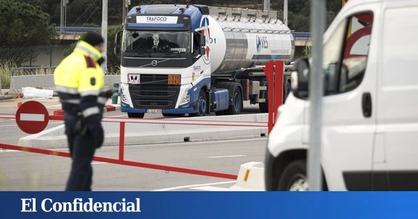 Cortada la AP-7 en Mont-roig (Tarragona) al incendiarse un camión con ácido clorhídrico