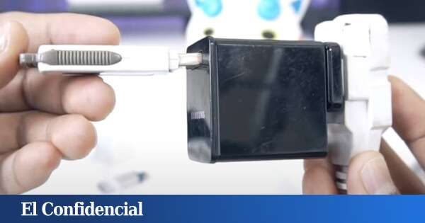 Esto es lo que pasa si conectas una memoria USB al cargador de tu teléfono móvil