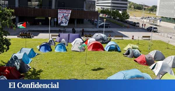 Un profesor de la Universidad del País Vasco sale escoltado de clase tras una protesta de estudiantes