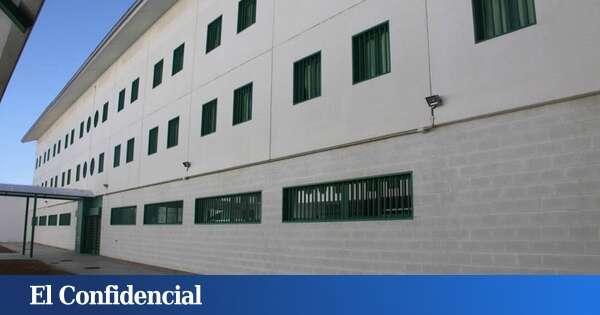 Aíslan a dos presos en Almería tras encontrar serrados los barrotes de su celda