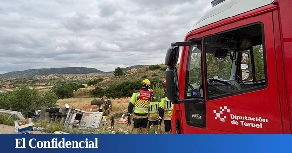 Un accidente de un camión de cerdos obliga a cortar la A-1402 entre Ariño y Andorra (Teruel)