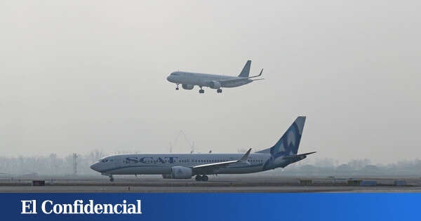 Un avión de pasajeros con 74 personas a bordo se estrella en Kazajistán