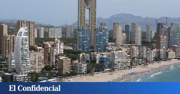 La Policía de Benidorm tira de humor (y religión) para explicar a los turistas cómo pueden encontrar sus objetos perdidos