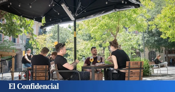 No hay dinero para irse de vacaciones, pero sí para cubatas: España se alcoholiza en verano
