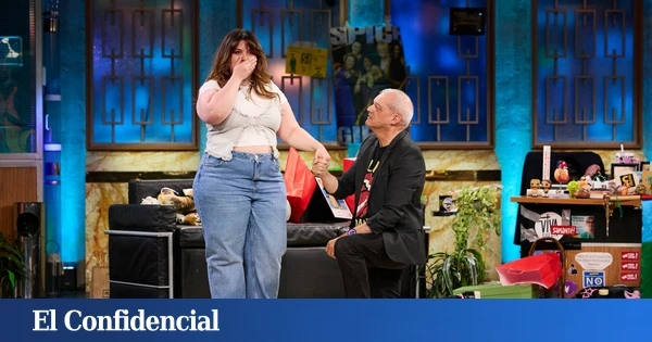 Proposición en directo en 'La revuelta': Ramón García se arrodilla ante Lalachus para que presente el 'Grand Prix'
