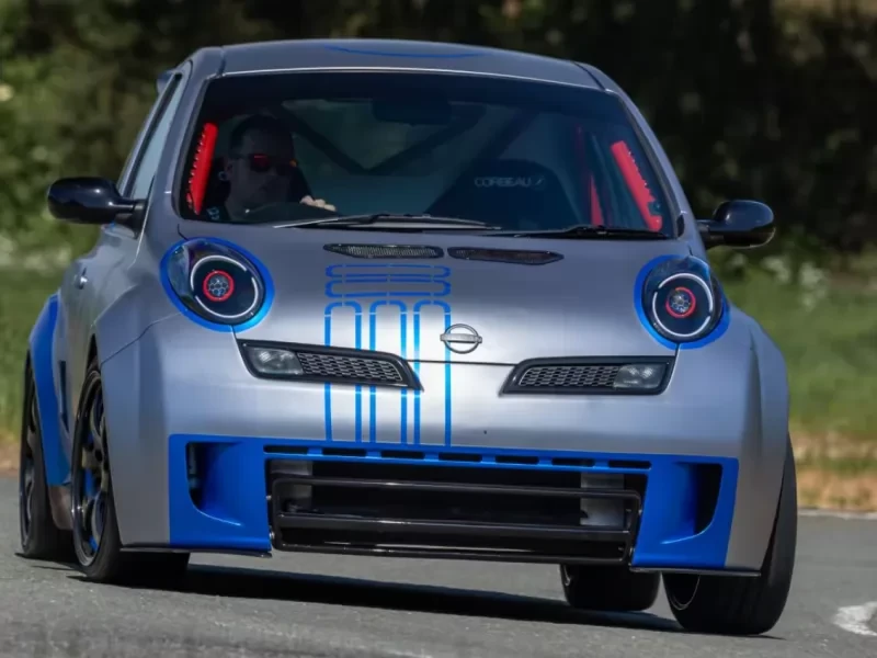 Nissan Micra fuori di testa con un motore V6 e il richiamo al nuovo modello