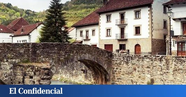 El pueblo más fresquito de Navarra: un impresionante río cruzado por un puente de piedra y lleno de verde para hacer rutas