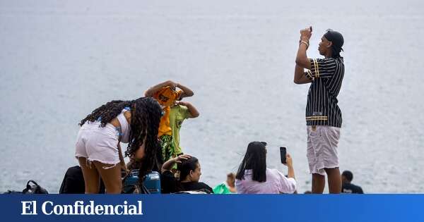 Dormir a pie de playa (literalmente) en la Barceloneta: turistas 'low cost' pasan la noche al raso en la arena