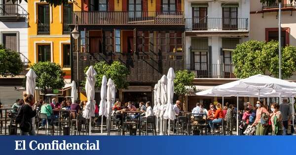 ¿Peatones o terrazas? Sevilla aplaza la guerra de los bares en la ciudad que bebe en la calle