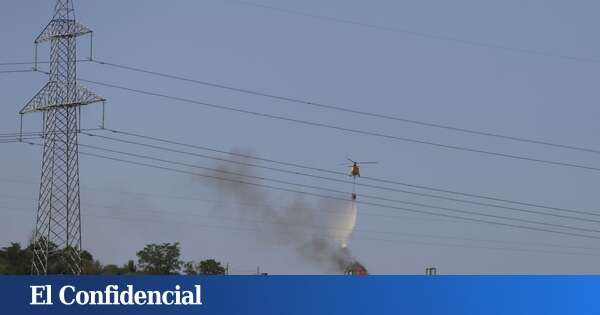 Dos medios aéreos se incorporan en la lucha para extinguir el incendio en Simat (Valencia)