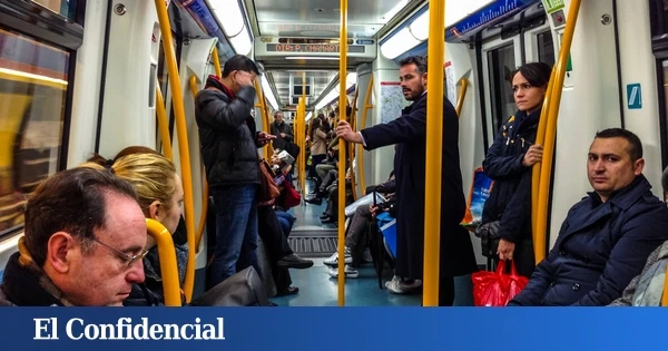 Este gesto es de mala educación, sin embargo lo ves a diario en el metro: así ha sido el mensaje de Metro de Madrid para evitarlo
