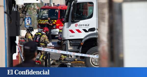 Los bomberos extinguen un incendio en una nave industrial de Molina de Segura (Murcia)