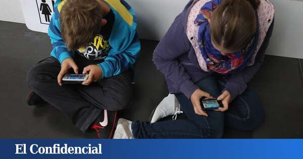 Pacto educativo de Navidad para retrasar el acceso al móvil en la ESO: la revuelta de un grupo de padres