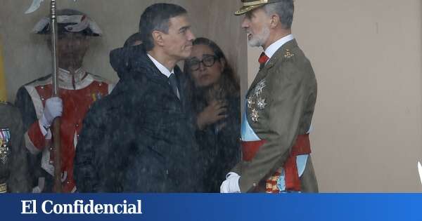 Pitos y litros de agua: la lluvia inunda el 12-O, pero no evita los abucheos a Sánchez