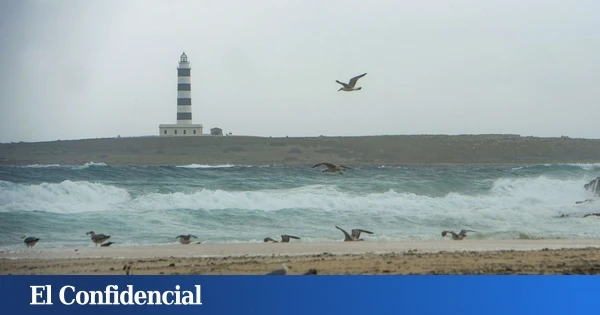 La Guardia Civil rescata al capitán de un barco encallado en Ibiza durante el temporal