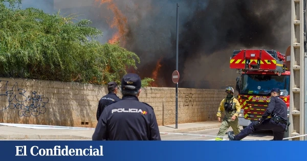 Un incendio calcina tres locales de Playa d'en Bossa (Ibiza) y obliga a evacuar unas 30 viviendas
