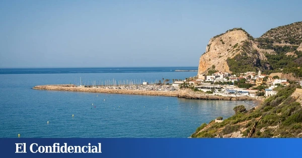 El pueblo costero a menos de media hora de Barcelona: playas tranquilas y un parque natural perfecto para relajarse