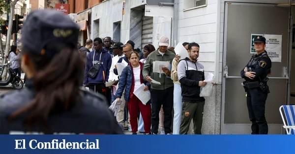 Cita previa por 600 euros: el PP exige la paralización de la regularización para frenar el mercado negro