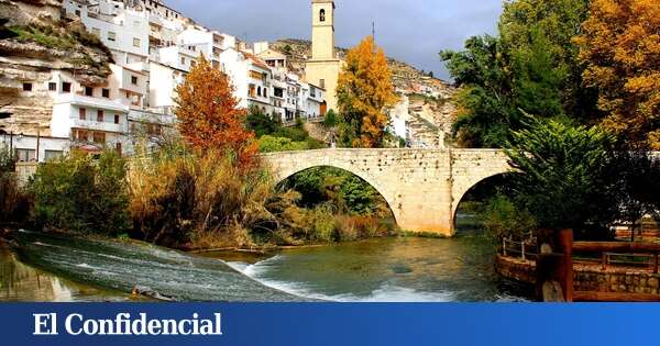 Descubre este pintoresco pueblo de Castilla-La Mancha: uno de los más bonitos de España (con puente, castillo y mucho por descubrir)