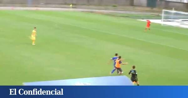 ¡Lo nunca visto! Un delantero se va solo hacia la portería y el entrenador rival se cuela en el campo