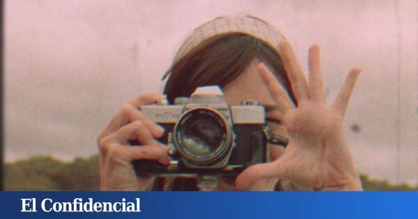 Estrella Damm revive los veranos de los 70 en su última campaña (y te invita a crear recuerdos este año)