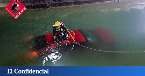 Los bomberos recuperan un coche sin nadie dentro en el canal en San Miguel de Salinas (Alicante)
