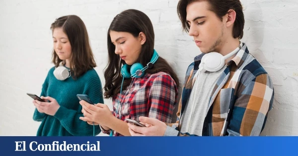 Francia propone prohibir las redes sociales a los menores de 15 años y 'toque de queda digital' hasta los 18