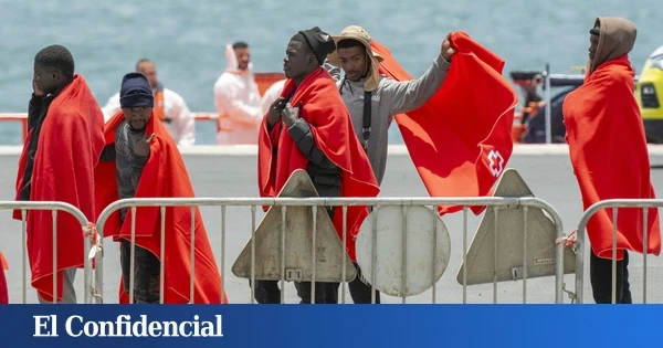 Rescatan a más de 100 inmigrantes, entre ellos un fallecido, a unos 476 km de Gran Canaria y evacua a un enfermo
