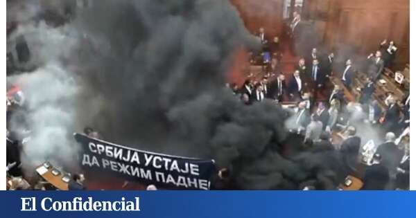 Locura en el parlamento serbio: varios heridos por los choques y lanzamiento de granadas de humo como protesta al Gobierno