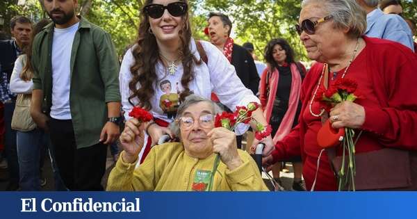 Muere Celeste Caeiro, la mujer que con sus claveles dio nombre a la revolución en Portugal