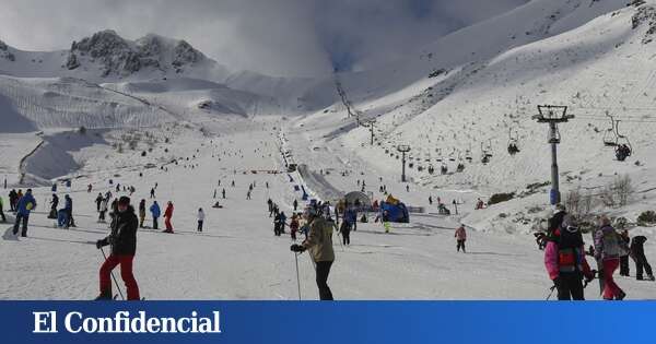 Una avería deja a 50 esquiadores suspendidos en el aire durante una hora en un telesilla de San Isidro (León)