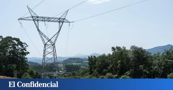 Muere electrocutado cuando limpiaba bajo una línea de alta tensión en Coaña (Asturias)