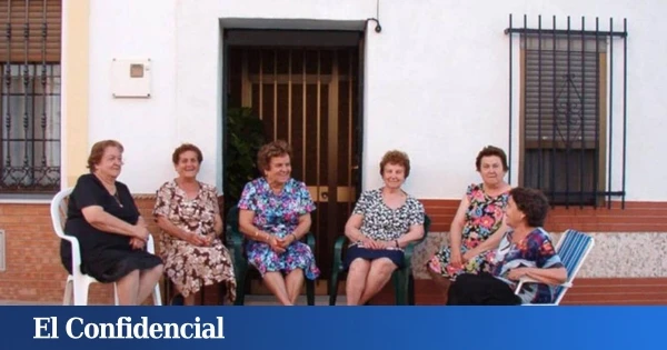 El aviso de la policía de este pueblo de España sobre la gente que 'toma el fresco' con sillas en la calle: 