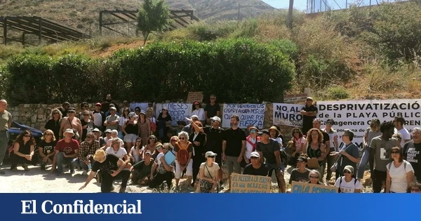 Guerra en una playa de Cartagena: camping vs. bañistas por la primera cala 