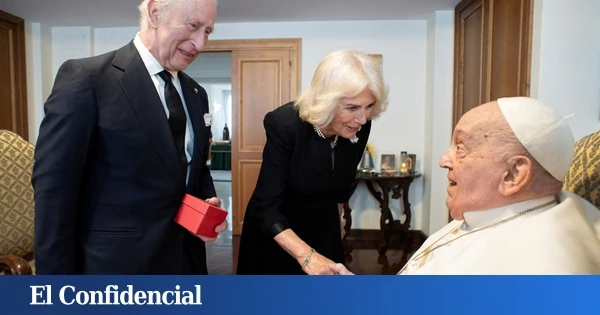 El Vaticano publica la foto del papa Francisco sin oxígeno con los reyes Carlos y Camila