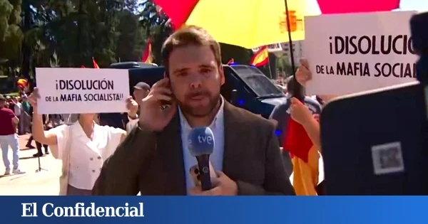 Tensión en la manifestación contra Sánchez: la Policía interviene ante los ataques a un reportero de TVE