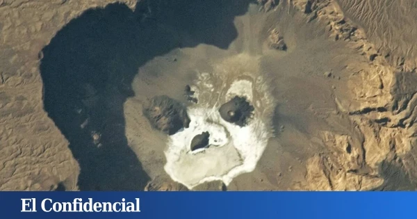 La NASA fotografía una mancha blanca con forma de calavera en el Sáhara: no es nieve, sino el resultado de lo que pasó hace 12.000 años