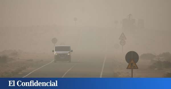 El aire de Canarias se llena de calima: las imágenes más impactantes de sus cielos marrones este martes