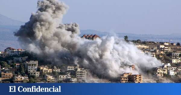 Una excavadora militar Israel derriba una torre de observación de los 'cascos azules' en el sur de Líbano