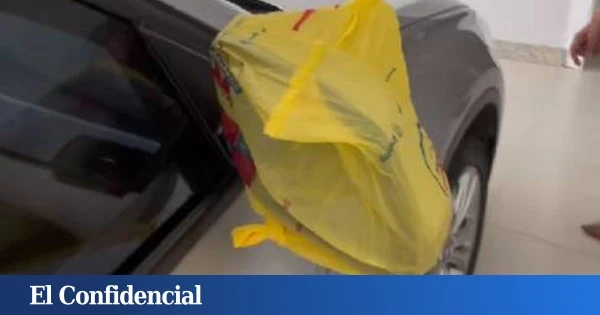 La nueva moda que cada vez es más común en España: el motivo por el que la gente cubre los retrovisores de su coche con una bolsa de plástico