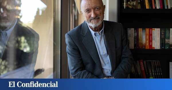 Arturo Pérez-Reverte critica la nueva moda navideña en España y rompe el contador de 'me gustas': 